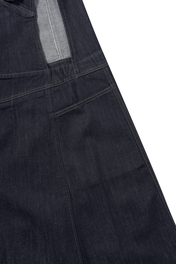 [epigram(에피그램) 여성] 논페이드 데님 오버롤 원피스는 캐주얼하고 미니멀한 스타일의 데님 오버롤 원피스입니다. 논페이드 생지 데님 소재로 제작되어 이염을 방지하며, 뻣뻣한 촉감이 특징입니다. A라인과 플레어 핏으로 여성스러운 실루엣을 연출하며, 어깨 끈 조절과 버클 장식으로 편안하게 착용할 수 있습니다. 뒷면 지퍼 디테일로 간편하게 탈착 가능하며, 네이비 컬러의 무지 디자인으로 어떤 옷에도 쉽게 매치할 수 있습니다. 동네 마실룩이나 쇼핑룩에 활용하기 좋습니다.
