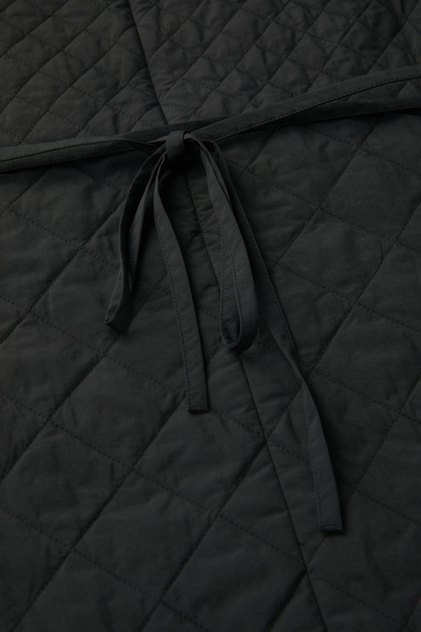 [epigram(에피그램) 여성] 퀼티드 플레어 원피스는 겨울철 데일리룩을 위한 미니멀하고 클래식한 스타일의 원피스입니다. 블랙 컬러의 폴리에스테르와 코듀로이 혼방 소재로 제작되었으며, 부드러운 촉감과 두꺼운 두께감으로 따뜻함을 선사합니다. 퀼팅 패턴의 플레어 치마 디자인과 슬림핏으로 여성스러운 실루엣을 연출하며, 라운드넥과 민소매 디자인이 특징입니다. 1oz 패딩 충전재, 허리 스트링, 사이드 포켓, 스냅 버튼 디테일이 더해져 보온성과 실용성을 동시에 갖춘 아이템입니다.
