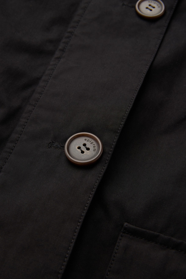 [epigram(에피그램) 여성] 니트 카라 플리츠 툭자켓은 클래식과 모던 무드를 동시에 자아내는 아우터입니다. 브라운, 블랙 두 가지 색상으로 출시되었으며, 간절기부터 초겨울까지 착용하기 좋습니다. 면, 나일론, 니트 혼방의 부드러운 촉감과 두꺼운 두께감으로 포근함을 선사하며, 래글런 소매, 세미 드롭 숄더, 플리츠 디테일이 특징입니다. 니트 카라와 체크 안감, Comfortemp® 충전재를 사용하여 보온성을 높였으며, 스트레이트 핏과 버튼 여밈 방식입니다. 겨울 데일리룩, 오피스룩, 모임룩 등 다양한 TPO에 미니멀, 시크 스타일로 연출하기 좋습니다.
