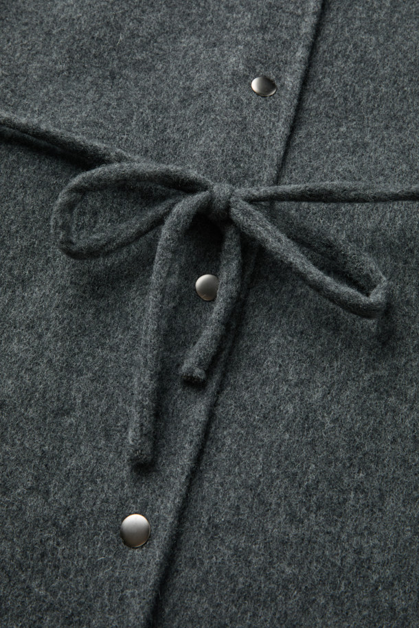 [epigram 여성] 스트랩 울 재킷은 가을과 겨울, 오피스룩과 모임룩, 출근룩에 어울리는 여성용 아우터입니다. 클래식하고 미니멀한 스타일을 추구하는 분들께 적합하며, 부드러운 울 소재와 두꺼운 두께로 따뜻함을 선사합니다. 허리 스트랩으로 허리 라인을 강조할 수 있으며, 힙을 덮는 미디엄 기장과 핸드메이드 마감, 드롭숄더 디자인이 특징입니다. 안감 처리가 되어 있어 편안한 착용감을 느낄 수 있으며, 스냅 여밈 방식에 긴 소매로 디자인되었습니다. 그레이 컬러의 무지 패턴으로 다양한 스타일 연출이 용이합니다.
