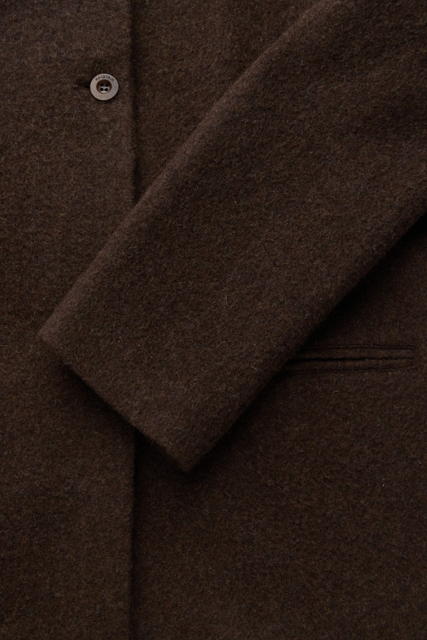 [epigram여성] 숄 카라 알파카 재킷은 이탈리아 FORTUNY사의 울 알파카 블렌디드 소재로 제작되어 부드러운 촉감과 뛰어난 보온성을 자랑합니다. 세미 오버핏으로 편안하면서도 세련된 실루엣을 연출하며, 숄 카라 디자인이 우아한 분위기를 더합니다. 브라운 컬러의 무지 패턴으로 어떤 룩에도 쉽게 매치할 수 있으며, 허리 벨트와 싱글 버튼 여밈으로 다양한 스타일을 연출할 수 있습니다. 긴 소매 기장과 두꺼운 두께감으로 가을, 겨울 시즌 데일리룩, 오피스룩, 모임룩에 활용하기 좋습니다. 오픈 포켓과 안감이 있어 실용성을 높인 미니멀하고 시크한 스타일의 재킷입니다.

