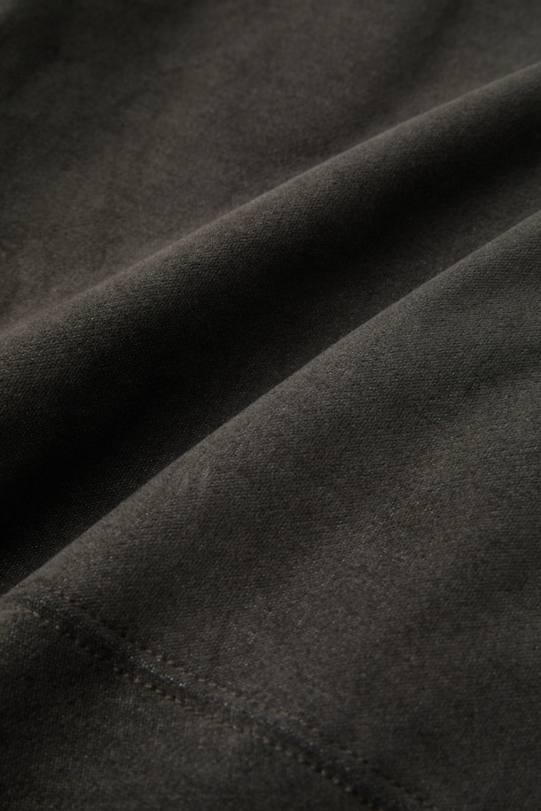 [epigram여성] 코쿤 볼륨 스커트 (set-up)는 모던하고 유니크한 스타일을 연출하는 여성용 코쿤 스커트입니다. 간절기와 겨울에 착용하기 좋으며, 블랙 컬러의 무지 디자인으로 어떤 상의와도 쉽게 매치할 수 있습니다. 풀 밴딩, 사이드 지퍼, 스냅 여밈, 양쪽 포켓, 절개 라인, 사선 주름 디테일이 돋보이며, 볼륨 핏과 풀 스커트 타입으로 편안하면서도 스타일리시한 룩을 완성합니다. 셋업으로 다양한 스타일을 연출할 수 있으며, 겨울 데일리룩, 모임룩, 출근룩 등 TPO에 맞춰 미니멀, 클래식, 시크한 분위기를 낼 수 있습니다.
