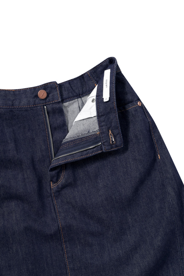 [epigram여성] 백 플리츠 데님 스커트는 부드러운 촉감의 데님, 코튼, 레이온 혼방 소재로 제작되어 편안한 착용감을 선사합니다. 네이비 컬러의 무지 디자인에 뒷면 플리츠 디테일과 A라인 핏으로 캐주얼하면서도 여성스러운 스타일을 연출합니다. 허리 뒷밴딩과 사이드 포켓, 코인 포켓, 배색 스티치, 로고 버튼 등의 섬세한 디테일이 돋보입니다. 데이트룩이나 쇼핑룩과 같이 편안하면서도 스타일리시한 룩을 연출하고 싶을 때 제격입니다. 미니멀, 클래식 스타일을 즐겨 입는 분들께 추천합니다.
