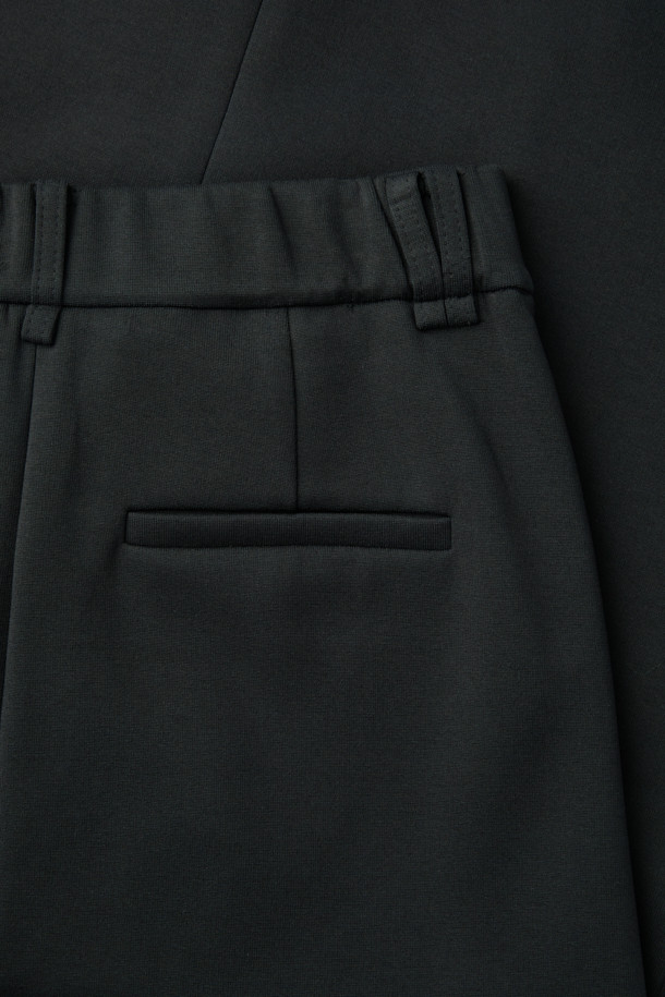 [epigram여성] 저지 맥시 스커트는 모던하고 미니멀한 스타일을 추구하는 여성들을 위한 사계절용 스커트입니다. 부드러운 촉감의 면, 폴리에스테르, 스판덱스 혼방의 이중 조직감 저지 소재(더블니트)로 제작되어 편안한 착용감을 선사합니다. 앞판 원턱 디테일과 허리 뒷면 밴딩, 루즈핏 코쿤 실루엣으로 세련된 핏을 연출하며, 뒷면 밑단 슬릿과 사이드 포켓, 더블 벨트고리로 실용성을 더했습니다. 데이트룩, 카페룩, 미니멀, 클래식, 시크 스타일을 완성하는 블랙 컬러의 맥시 스커트입니다.
