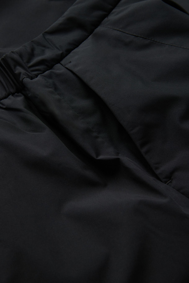 [epigram(에피그램) 여성] 패디드 볼륨 스커트는 겨울철 데일리룩과 동네 마실룩에 적합한 미니멀하고 모던한 스타일의 스커트입니다. 블랙 컬러의 폴리에스테르 소재로 제작되었으며, 가볍고 따뜻한 착용감을 위해 Comfortemp® 충전재를 사용한 패딩 안감을 더했습니다. 허리 밴딩과 사이드 포켓 디테일, 그리고 앞판 절개 디자인이 특징이며, 코쿤 및 A라인 핏으로 세련된 실루엣을 연출합니다. 두꺼운 두께감과 부드러운 촉감으로 겨울철에도 따뜻하게 입을 수 있는 볼륨핏 미니스커트입니다.
