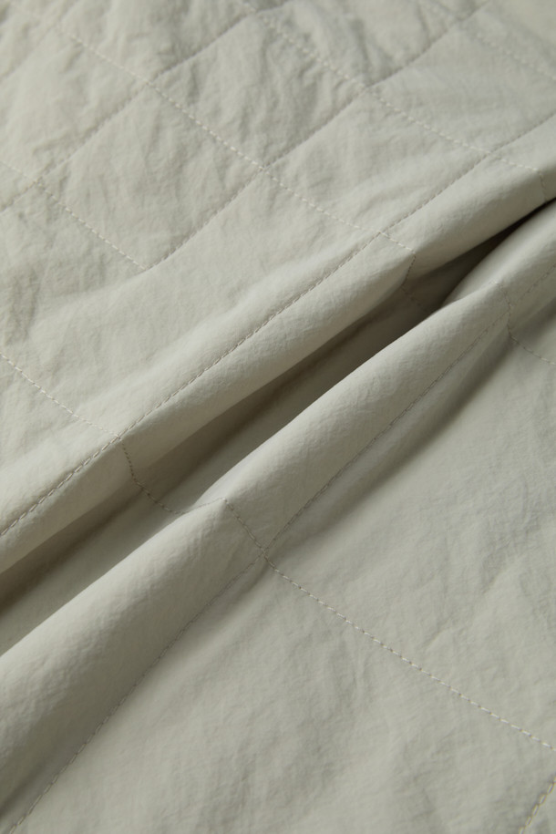 [에피그램 여성] 퀼팅 패디드 스커트는 캐주얼하고 미니멀한 겨울 데일리룩을 위한 필수 아이템입니다. A라인 플레어 핏의 볼륨감 있는 디자인으로, 부드러운 나일론 소재와 퀼팅, 코듀로이 배색 디테일이 특징입니다. 1oz 두께의 프로이덴베르크사 친환경 리사이클 충전재를 사용하여 보온성과 경량성을 동시에 갖췄습니다. 지퍼와 훅 여밈 방식에 허리 전체 밴딩, 사이드 포켓을 더해 편안함과 실용성을 높였으며, 간절기부터 겨울까지 따뜻하게 착용할 수 있습니다. 산책룩, 동네 마실룩 등 다양한 상황에서 스타일리시하게 연출해보세요.