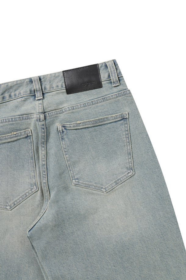 [epigram 여성] 와이드 데님 팬츠는 빈티지하면서도 캐주얼한 스타일을 연출하는 데일리 팬츠입니다. 옐로우 블루, 라이트 인디고 두 가지 컬러로 출시되었으며, 사계절 내내 착용 가능합니다. 탄탄한 데님 소재에 스판을 더해 편안한 착용감을 선사하며, 와이드핏 디자인으로 다리 라인을 더욱 돋보이게 합니다. 미드웨이스트 허리선과 YKK 지퍼, 에피그램 로고 버튼, 주름선 워싱 디테일은 물론, 한지 소재 와펜 디테일까지 더해져 소장 가치를 높였습니다. 쇼핑룩, 산책룩 등 다양한 TPO에 맞춰 미니멀하면서도 스타일리시하게 연출해보세요.
