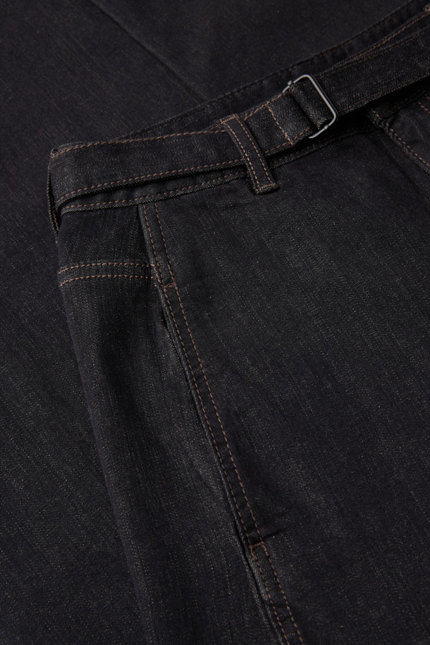 [epigram 여성] 논페이드 커브드 데님 팬츠는 도시적이고 세련된 스타일을 추구하는 여성들을 위한 데님 팬츠입니다. 인디고 컬러의 긴 기장으로, 사계절 내내 활용 가능하며, 부드러운 촉감의 데님 소재로 편안한 착용감을 선사합니다. 하이웨이스트 디자인과 아웃심 곡선 절개, 입체 핏으로 다리 라인을 더욱 돋보이게 합니다. YKK 지퍼, 후크/단추 여밈, 더블 스티치, 논페이드 원단, 스판 혼용, 벨트 옵션, 한지 와펜 디테일 등 섬세한 디테일이 돋보이는 아이템입니다. 시크, 미니멀, 클래식한 스타일을 즐겨 입는 분들께 데이트룩, 쇼핑룩으로 추천합니다.
