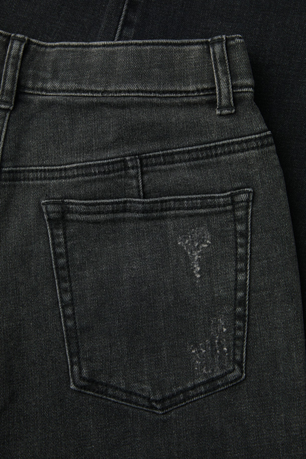 [epigram 여성] 테이퍼드 배기핏 데님 팬츠는 다크 그레이 컬러로, 캐주얼 스타일을 연출하기 좋은 데님 팬츠입니다. 허리 뒷면 밴딩으로 편안한 착용감을 제공하며, 롤업하여 다양한 스타일을 연출할 수 있습니다. 캣 브러쉬 워싱과 사이드 절개 디테일이 돋보이며, 에피그램 로고 버튼과 YKK 지퍼로 마감하여 완성도를 높였습니다. 테이퍼드와 배기핏의 조화로 트렌디하면서도 편안한 핏을 선사하며, 사계절 내내 활용 가능한 아이템입니다. 동네 마실룩, 쇼핑룩, 여행룩 등 다양한 TPO에 맞춰 미니멀하고 클래식한 스타일을 연출해보세요.
