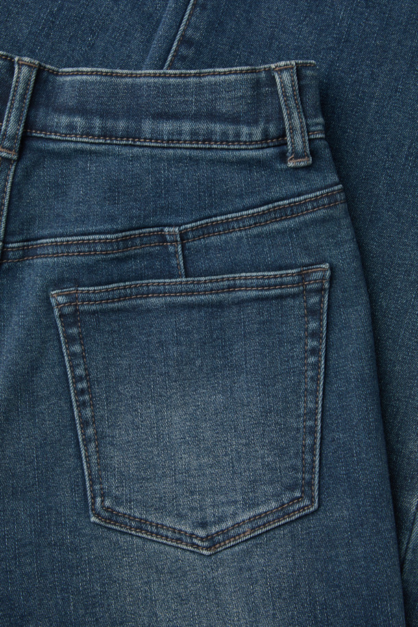 [epigram여성] 테이퍼드 배기핏 기모 데님 팬츠는 캐주얼하고 미니멀한 스타일을 추구하는 여성들을 위한 겨울철 데일리룩 필수템입니다. 다크 블루와 다크 그레이 두 가지 색상으로 출시되었으며, 부드러운 촉감의 데님, 기모, 코튼, 스판 혼방 소재로 제작되어 편안한 착용감을 선사합니다. 테이퍼드 배기핏 디자인과 캣 브러쉬 워싱, 사이드 절개 디테일이 돋보이며, 뒷밴딩 처리로 활동성을 높였습니다. 롤업하여 다양한 스타일을 연출할 수 있고, YKK 지퍼와 에피그램 로고 버튼으로 고급스러움을 더했습니다.
