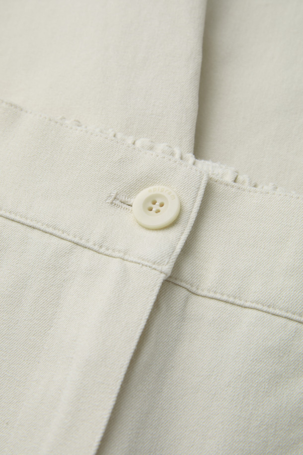 [epigram여성] 코튼 배럴레그 팬츠(Set-up)는 부드러운 면, 스판덱스 혼방 소재로 제작되어 편안한 착용감을 선사합니다. 아이보리 컬러의 무지 디자인에 얇은 두께감으로 봄, 여름, 가을 시즌에 활용하기 좋습니다. 배기핏과 루즈핏의 넉넉한 핏으로 활동성을 높였으며, 허리 밴딩과 절개 라인 디테일로 디자인 포인트를 더했습니다. 맥시 기장으로 캐주얼, 미니멀, 클래식 스타일을 연출하며, 동네 마실룩이나 카페룩으로 제격입니다.
