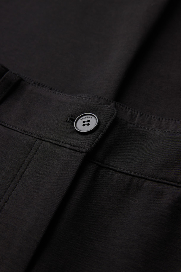 [epigram여성] 스트레이트 저지 팬츠는 부드러운 촉감의 면, 폴리에스테르, 스판덱스 혼방 소재로 제작되어 편안한 착용감을 선사합니다. 사계절 내내 활용 가능한 베이직하고 캐주얼한 스타일의 긴바지로, 밴딩 처리된 허리와 슬림핏 스트레이트 핏이 특징입니다.  더블니트 저지 원단을 사용하여 내구성을 높였으며, 사이드 라인 절개와 사이드 및 힙 포켓 디테일로 포인트를 더했습니다.  일상, 집콕, 여행 등 다양한 TPO에 맞춰 캐주얼, 미니멀, 클래식 스타일로 연출하기 좋습니다.  epigram 브랜드 라벨이 부착되어 있습니다.
