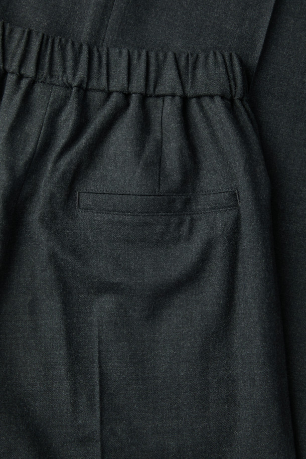 [epigram 여성] 울 와이드 팬츠는 가을, 겨울 시즌에 어울리는 여성용 바지입니다. 모던하고 베이직한 스타일로, 출근룩, 오피스룩, 겨울 데일리룩에 활용하기 좋습니다. 부드러운 울 소재와 폴리우레탄 혼방으로 제작되어 편안한 착용감을 선사하며, 루즈핏 와이드 실루엣으로 스타일리시함을 더했습니다. 핀턱 디테일과 사이드 포켓, 내부 스트링, 밴딩 처리로 실용성을 높였으며, 셋업으로도 연출 가능합니다. 차분한 그레이 컬러에 무지 패턴으로 클래식, 미니멀, 시크한 분위기를 연출해 보세요.
