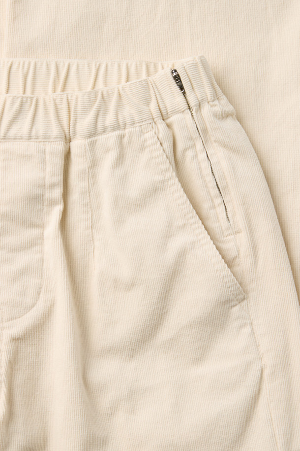 [epigram 여성] 코듀로이 와이드 팬츠는 부드러운 코듀로이 소재와 면, 스판을 혼방하여 제작되어 포근하고 편안한 착용감을 선사합니다. 톤 다운된 크림 컬러와 무지 디자인이 어우러져 베이직하면서도 캐주얼한 스타일을 연출하며, 가을, 겨울 시즌 데일리룩에 활용하기 좋습니다. 넉넉한 루즈핏 와이드 실루엣에 긴 기장으로 다리가 길어 보이는 효과를 주며, 전체 밴딩 처리로 편안함을 더했습니다. 사이드 지퍼와 포켓 디테일, 바이오 워싱 마감으로 실용성을 높였으며, 미니멀, 캐주얼, 클래식 등 다양한 스타일을 소화할 수 있습니다. 동네 마실룩, 카페룩 등 TPO에 맞춰 활용해보세요.
