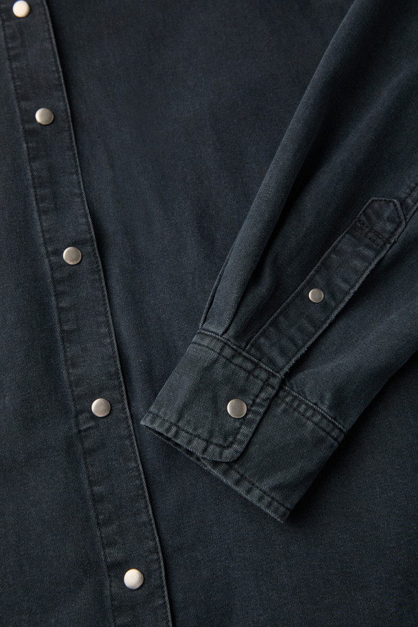 [epigram(에피그램) 여성] 그레이 후드 데님셔켓은 간절기와 겨울철에 안성맞춤인 캐주얼 스타일의 셔켓입니다. 부드러운 촉감의 데님 소재에 다크 그레이 컬러, 루즈핏으로 편안한 착용감을 선사합니다. 힙 기장의 무지 디자인으로, 세미 드롭 숄더와 사이드 포켓, 스트링, 금속 팁 장식, 더블 스티치 마감 등의 디테일이 돋보입니다. 후드 디자인과 긴 소매로 보온성을 더하며, 스냅 여밈 방식으로 간편하게 착용할 수 있습니다. 동네 마실룩이나 겨울 데일리룩에 미니멀하고 클래식한 무드로 연출해보세요.
