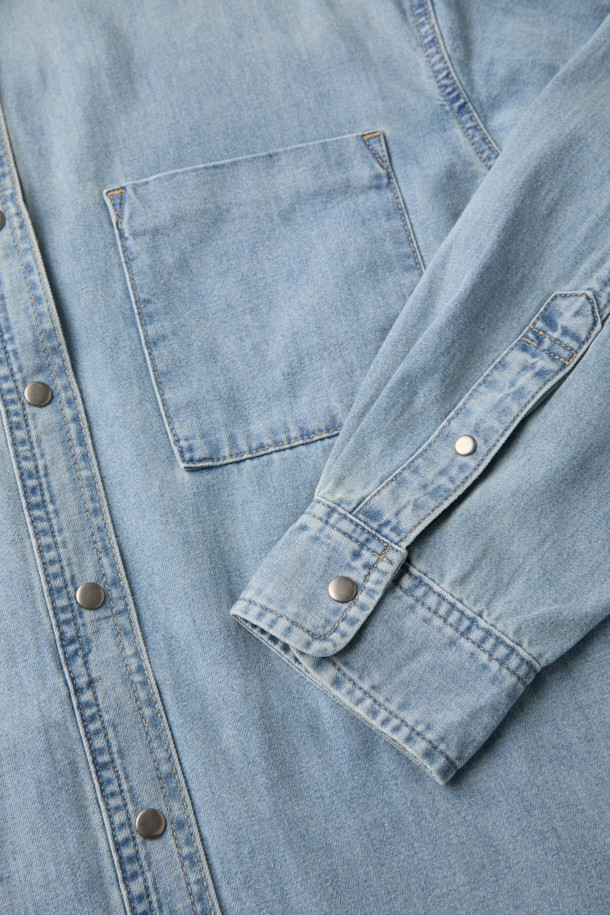 [epigram(에피그램) 여성] 인디고 데님 셔켓은 빈티지한 무드의 여성 의류입니다. 가볍고 부드러운 데님 소재로 제작되었으며, 루즈핏으로 편안한 착용감을 선사합니다. 셔츠 칼라와 긴 소매, 가슴 아웃포켓과 사이드 포켓으로 실용성을 더했으며, 브러쉬 워싱, 더블 스티치, 세미 드롭 숄더, 뒷판 턱 디테일 등 섬세한 디테일이 돋보입니다. 간절기 및 겨울철, 동네 마실룩이나 데일리룩으로 캐주얼하고 클래식하게 연출하기 좋습니다. 스냅 여밈 방식으로 간편하게 착용할 수 있습니다.
