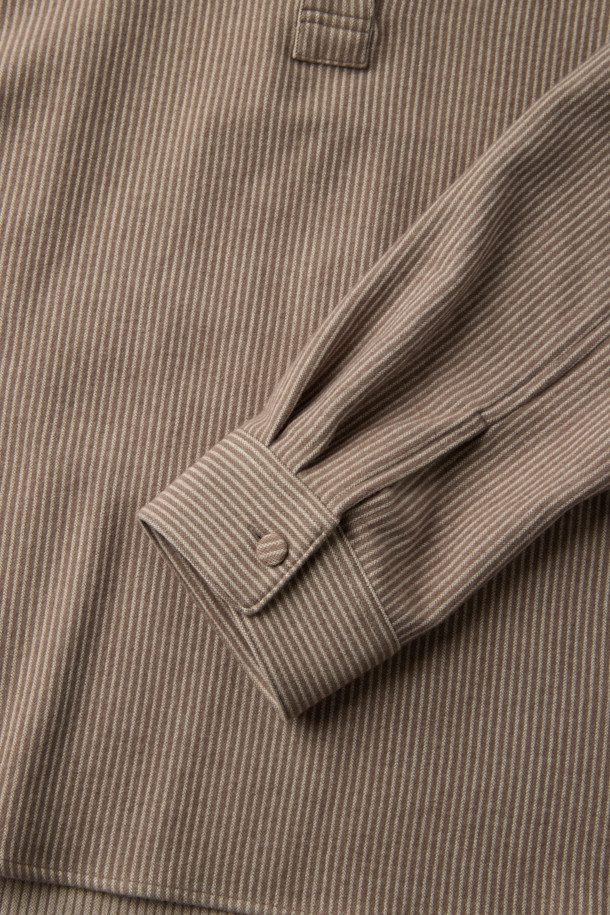 [epigram(에피그램) 여성] 플란넬 스트라이프 셔츠는 부드러운 플란넬 소재로 제작되어 겨울철에도 따뜻하게 착용할 수 있습니다. 멜란지 브라운과 화이트 컬러의 스트라이프 패턴이 베이직하면서도 클래식한 분위기를 연출합니다. 루즈핏으로 편안함을 더하고, 긴소매와 칼라 디자인으로 포멀한 느낌을 줍니다. 반오픈 스타일과 싸개 단추 마감, 뒷면 셔링 디테일이 돋보이며, 겨울 데일리룩이나 카페룩에 잘 어울립니다.
