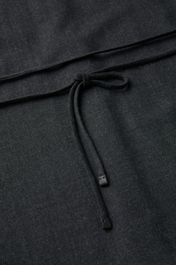 [epigram 여성] 울 스트랩 셔츠 (Set-up)는 간절기, 겨울 시즌에 착용하기 좋은 여성 셔츠입니다. 부드러운 울 소재로 제작되어 따뜻하고 포근한 착용감을 선사하며, 루즈핏에 셔츠 칼라 디자인으로 편안하면서도 세련된 느낌을 줍니다. 블랙 컬러에 무지 패턴으로 미니멀하고 베이직한 스타일을 연출하며, 드롭숄더와 긴소매, 스트링 디테일, 가슴 아웃포켓, 가죽 팁 장식으로 포인트를 더했습니다. 출근룩, 겨울 데일리룩, 모임룩 등 다양한 TPO에 활용 가능하며, 클래식, 미니멀, 시크 무드를 즐기는 분들께 추천합니다. 세트업으로도 활용하여 더욱 스타일리시하게 연출할 수 있습니다.
