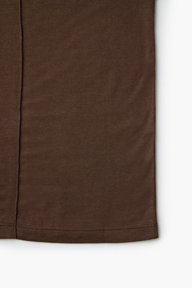 [epigram여성] 울 혼방 레이어드 라운드 티셔츠는 간절기에 적합한 여성 티셔츠입니다. 브라운 컬러의 울 혼방 소재로 제작되어 부드러운 촉감을 자랑하며, 슬림핏 디자인으로 여성스러운 실루엣을 연출합니다. 웨이브 패턴과 긴 소매, 레이어드 스타일이 특징이며, 단독 착용 또는 이너로 활용 가능합니다. 라운드넥으로 편안함을 더했으며, 데이트룩, 카페룩, 클래식, 미니멀, 캐주얼 등 다양한 스타일 연출에 용이합니다. 특히 신축성이 있어 활동성을 높여 줍니다.
