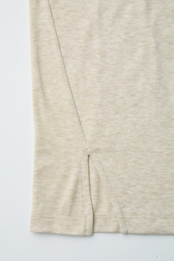 [epigram 여성] 울 혼방 레이어드 터틀넥 티셔츠는 겨울철 따뜻함과 스타일을 동시에 잡을 수 있는 베이직한 디자인의 여성 티셔츠입니다. 부드러운 촉감의 울 혼방 소재로 제작되어 보온성이 뛰어나며, 레귤러 핏으로 편안하게 착용할 수 있습니다. 아이보리 컬러의 무지 디자인에 긴 소매와 두꺼운 두께감으로 포근함을 더했습니다. 레이어드 스타일을 연출하기 좋으며, 슬릿 디테일과 웨이브 소매단이 특징입니다. 겨울 데일리룩이나 집콕룩에 활용하기 좋은, 클래식, 미니멀, 캐주얼 스타일을 아우르는 아이템입니다.
