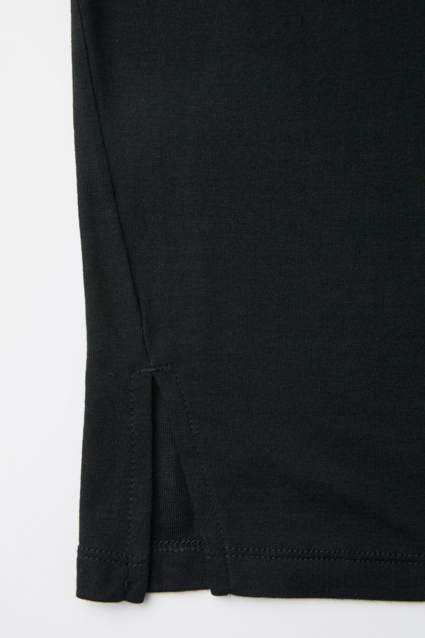 **epigram(에피그램) 여성 울 혼방 레이어드 터틀넥 티셔츠**

부드러운 울 혼방 소재로 제작되어 포근한 착용감을 선사하는 [epigram(에피그램)] 여성 터틀넥 티셔츠입니다. 베이직한 디자인에 레이어드 스타일과 슬릿 디테일, 웨이브 소매단으로 포인트를 더해 미니멀하면서도 세련된 무드를 연출합니다. 겨울 데일리룩에 따뜻함과 스타일을 동시에 더해주는 레귤러핏의 긴소매 티셔츠입니다. 두꺼운 두께감으로 보온성을 높였으며, 신축성이 있어 편안하게 활동할 수 있습니다. 블랙 컬러의 무지 디자인으로 다양한 하의와 매치하여 클래식한 스타일을 완성해보세요.
