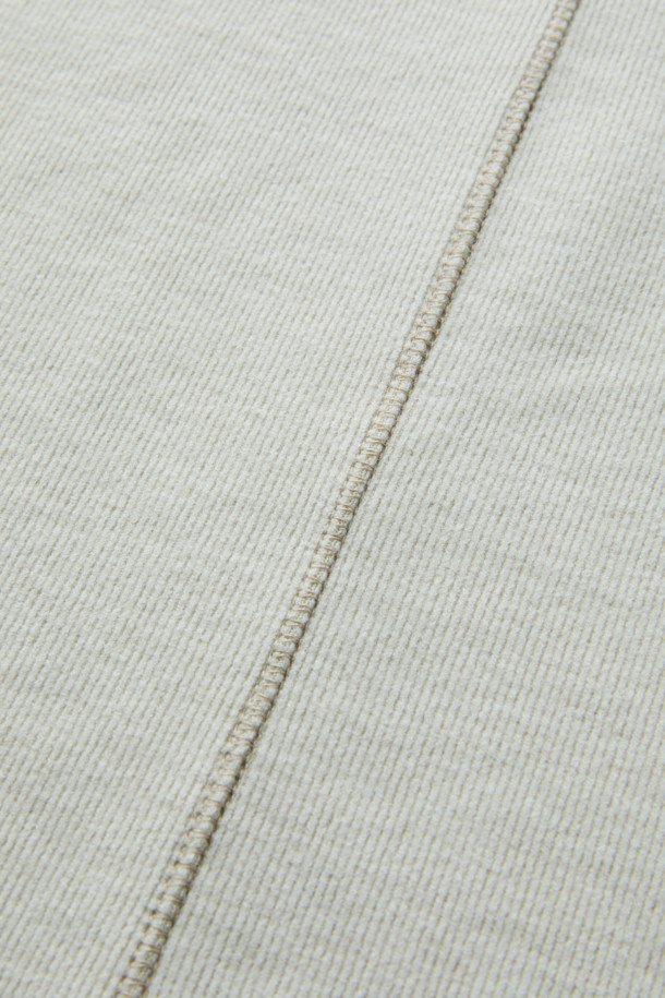 [epigram여성] 소프트 후드 티셔츠는 부드러운 촉감의 면, 레이온 혼방 소재로 제작되어 간절기부터 겨울까지 포근하게 착용할 수 있습니다. 아이보리와 화이트 두 가지 색상으로 출시되었으며, 베이직하고 캐주얼한 스타일을 연출하기 좋습니다. 스탠다드핏의 크롭 기장으로, 드롭숄더 디자인과 후드 안쪽 배색 디테일이 특징입니다. 안감은 없으며, 보온 기능을 갖춘 긴 소매 후드 티셔츠입니다. 집콕룩이나 캐주얼, 미니멀 스타일을 즐겨 입는 여성에게 추천합니다.
