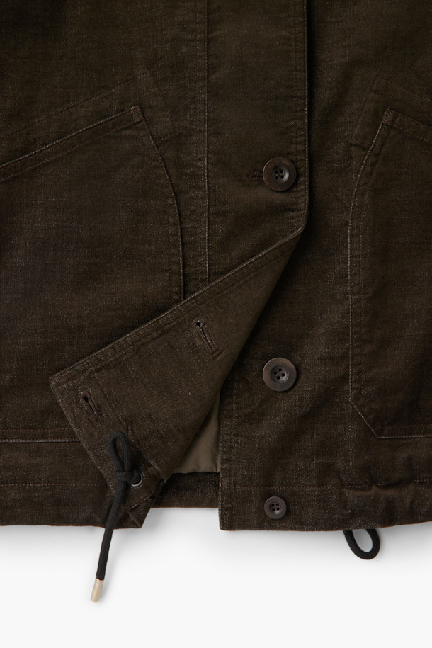 [epigram 여성] 카라넥 패디드 점퍼는 간절기와 초겨울에 착용하기 좋은 여성용 점퍼입니다. 브라운 컬러의 무지 디자인으로 클래식, 매니시, 캐주얼 등 다양한 스타일을 연출할 수 있습니다. 부드러운 촉감의 폴리에스테르 소재에 촘촘한 퀼팅 구조와 라글란 소매, 스트링 밑단 디테일이 돋보입니다. 오픈 포켓과 카라넥 디자인, 리사이클 충전재 Comfortemp®를 사용하여 보온성을 높였습니다. 겨울 데일리룩, 모임룩, 출근룩 등 폭넓은 TPO에 활용하기 좋은 레귤러핏의 두꺼운 점퍼입니다.
