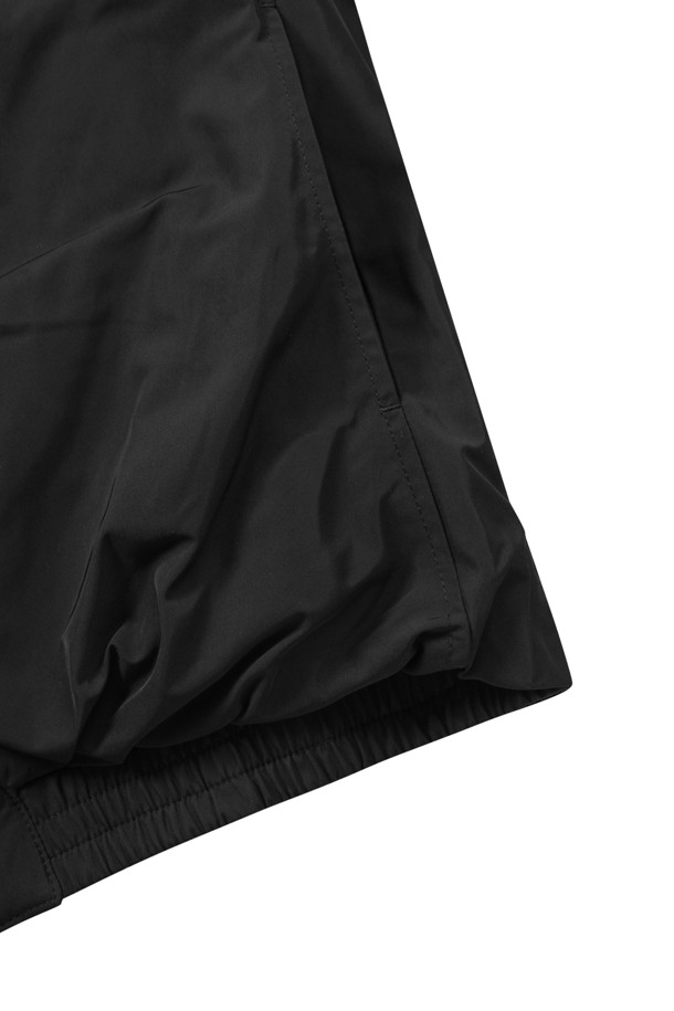 [epigram(에피그램) 여성] 패디드 셔링 점퍼는 간절기와 초겨울, 겨울 데일리룩에 어울리는 여성스러운 스타일의 아우터입니다. 부드러운 메모리 폴리 소재로 제작되었으며, 엉덩이를 덮는 기장에 레귤러핏으로 편안하게 착용 가능합니다. 블랙 색상의 무지 디자인으로 미니멀, 클래식, 캐주얼 등 다양한 스타일을 연출할 수 있습니다. 벌룬 소매와 셔링 디테일, 퀼팅, 리브드 밴딩 디자인이 돋보이며, 투웨이 지퍼 여밈 방식으로 실용성을 더했습니다. 안감은 패딩 처리되어 보온성을 높였습니다.
