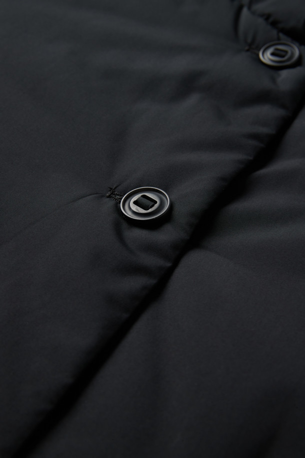 [epigram(에피그램) 여성] 하이넥 패딩 점퍼(머플러set)는 미니멀한 스타일을 추구하는 여성 고객을 위한 겨울철 필수 아우터입니다. 보온성과 경량성을 갖춘 이 패딩 점퍼는 부드러운 촉감의 나일론 소재와 두꺼운 두께감으로 제작되었습니다. 하이넥 디자인과 머플러 세트 구성으로 더욱 따뜻하고 포근한 착용감을 제공하며, 드롭숄더, 볼륨감 있는 실루엣, 소매 턱 디테일, 엘라스틱 밴딩, 드로우스트링 등의 특징으로 스타일리시함을 더했습니다. 숏 기장의 오버핏으로 다양한 룩에 매치하기 좋으며, 출근룩과 모임룩 등 TPO에 구애받지 않고 폭넓게 활용할 수 있습니다.
