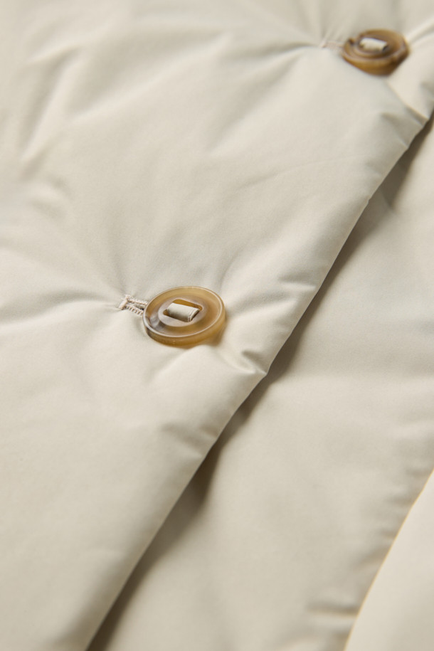 **하이넥 패딩 점퍼(머플러set)**는 겨울철 데일리룩, 동네 마실룩, 산책룩에 어울리는 미니멀하고 베이직한 스타일의 아우터입니다. 아이보리, 화이트 두 가지 색상으로 출시되었으며, 숏 기장의 오버핏 디자인으로 편안한 착용감을 선사합니다. 하이넥 디자인과 머플러 세트 구성으로 보온성을 높였으며, 드롭 숄더, 입체 패턴, 볼륨감, 소매 턱 디테일, 드로우스트링, 아웃포켓 등 다양한 특징을 갖추었습니다. 부드러운 촉감의 폴리에스터 소재로 제작되었으며, 두꺼운 두께감과 경량 패딩 안감으로 따뜻함을 유지해 줍니다. 
