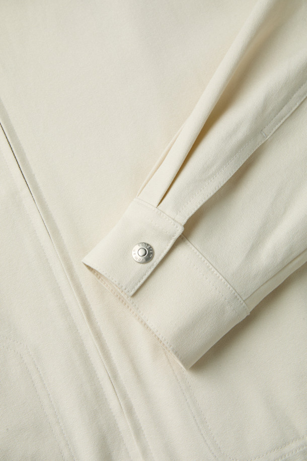 [epigram 여성] 숏 블루종 코튼 점퍼(Set-up)는 면 소재로 제작되어 부드러운 촉감을 선사하는 여성용 캐주얼 블루종입니다. 숏 기장의 레귤러핏으로 래글런 소매와 지퍼형 여밈 방식을 갖추고 있으며, 간절기나 가을에 착용하기 좋습니다. 스트링 디테일과 사이드 포켓이 있어 실용성을 더했으며, 무지 디자인으로 미니멀하고 클래식한 스타일을 연출합니다. 산책룩이나 데이트룩에 다양하게 활용할 수 있으며, 스트레치성이 있어 편안한 착용감을 제공합니다.
