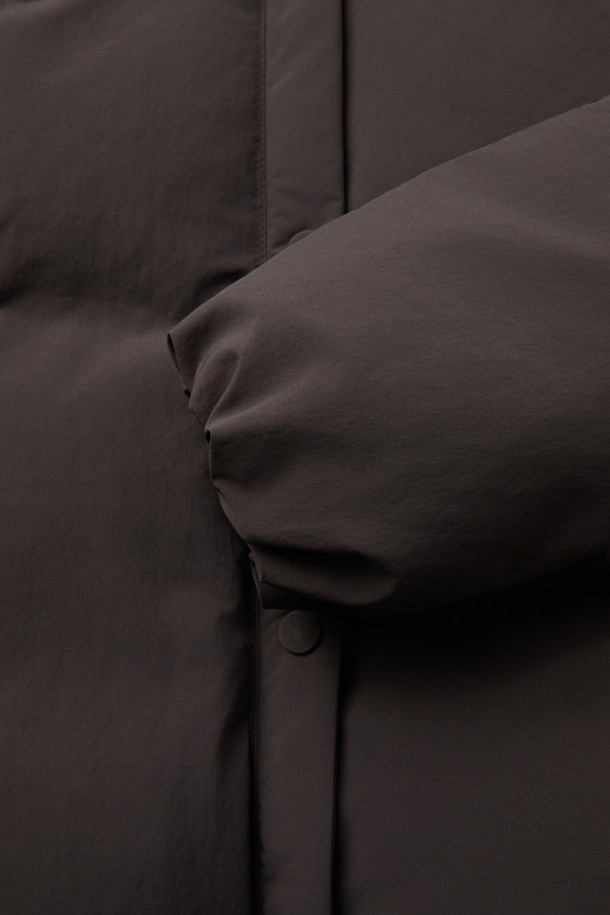 [epigram 여성] 카라 숏다운 점퍼는 미니멀하고 클래식한 스타일을 추구하는 여성들을 위한 겨울철 필수 아이템입니다. 부드러운 촉감의 폴리에스테르 소재와 두꺼운 두께감으로 뛰어난 보온성을 제공하며, 방수 기능까지 갖춰 눈, 비로부터 안전하게 보호해줍니다. 카라넥 디자인과 넌퀼팅 스타일로 세련된 분위기를 연출하며, 덕다운 충전재와 히든 포켓, 고밀도 원단, 형태 안정성 등 섬세한 디테일이 돋보입니다. 출근룩으로도 손색없는 레귤러핏의 브라운 컬러 숏다운 점퍼로, 긴 소매와 지퍼 및 스냅 여밈 방식을 통해 편안하게 착용할 수 있습니다.
