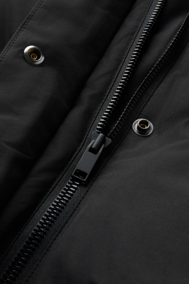 [epigram(에피그램) 여성] 후드 스티치 숏 다운은 미니멀하고 시크한 스타일을 추구하는 여성들을 위한 겨울철 필수 아우터입니다. 숏 기장과 코쿤 실루엣으로 세련된 핏을 연출하며, 드롭 숄더 디자인으로 편안함을 더했습니다. 블랙 컬러에 스티치 패턴이 은은하게 포인트가 되어 일상 및 출근룩에 모두 잘 어울립니다. 덕다운 충전재로 보온성을 높였으며, 방풍 기능과 밑단 밴딩, 소맷단 엘라스틱 밴딩, 드로우스트링, 하이넥, 히든 포켓 등의 디테일로 실용성을 더했습니다. 지퍼와 스냅 여밈 방식으로 간편하게 착용 가능하며 사이즈 조절이 용이합니다.
