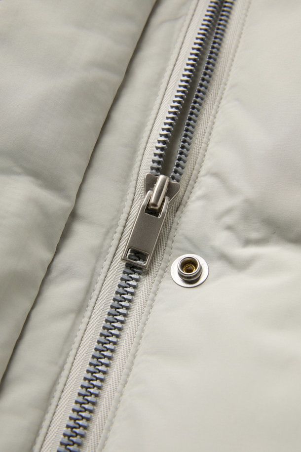 [epigram여성] 후드 스티치 숏 다운은 미니멀한 스타일의 여성용 숏패딩입니다. 하이넥 디자인과 후드가 있어 방풍 및 보온 기능이 뛰어나 겨울철 일상룩과 여행룩에 적합합니다. 덕다운 충전재와 부드러운 촉감으로 편안한 착용감을 선사하며, 오버핏으로 여유로운 실루엣을 연출합니다. 지퍼와 스냅 여밈 방식, 히든 포켓, 소매 엘라스틱 밴딩, 밑단 밴딩, 드로우스트링 등의 디테일이 돋보이며, 화이트 컬러에 무지 패턴으로 다양한 스타일에 매치하기 좋습니다. 
