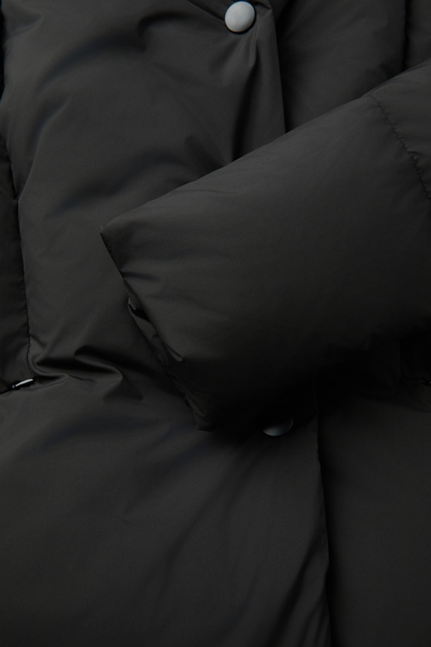 [epigram 여성] 숄카라 미들 다운은 미니멀하고 우아한 스타일을 추구하는 여성들을 위한 겨울철 필수 아이템입니다. 부드러운 촉감의 나일론 소재와 두꺼운 두께로 뛰어난 보온성을 제공하며, 숄 카라 디자인이 세련된 분위기를 연출합니다. 루즈핏으로 편안한 착용감을 선사하며, 히든 포켓, 드로우스트링, 넌퀼팅, 덕다운 충전재, 초경량, 고밀도 안감 등의 디테일이 돋보입니다. 블랙 컬러의 무지 디자인으로 출근룩, 모임룩 등 다양한 TPO에 활용 가능하며, 미니멀, 클래식, 시크한 스타일을 완성합니다. 스냅 및 더블 버튼 여밈 방식으로, 긴 소매 기장의 미디엄 기장 아우터입니다.
