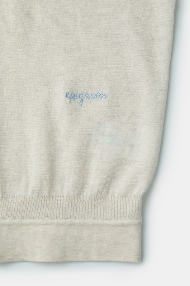 [epigram(에피그램) 여성] 시어 니트 맨투맨은 여름과 간절기에 활용하기 좋은 여성용 상의입니다. 아이보리와 화이트 두 가지 색상으로 출시되었으며, 베이직하고 미니멀한 스타일을 추구하는 분들께 적합합니다. 면과 나일론 혼방의 시어 소재로 제작되어 부드러운 촉감과 통기성을 제공하며, 얇은 두께감으로 시원하게 착용할 수 있습니다. 래글런 소매와 밀라노 조직, 배색 레터링 자수 디테일이 특징이며, 루즈핏 라운드넥 디자인으로 데이트룩, 카페룩 등 다양한 TPO에 맞춰 연출할 수 있습니다. 블루종 스타일로도 활용 가능하여 미니멀, 클래식, 캐주얼 등 폭넓은 스타일을 소화할 수 있습니다.
