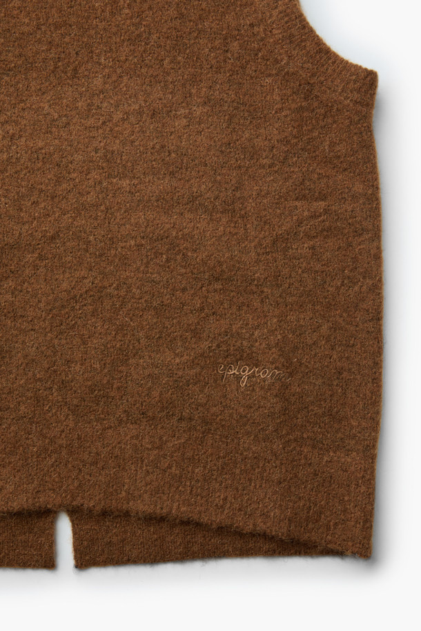 [epigram여성] 슬릿 디테일 니트 베스트는 간절기부터 초겨울까지 포근하게 착용하기 좋은 여성 니트 베스트입니다. 부드러운 알파카, 울, 나일론, 스판 혼방 소재로 제작되어 가볍고 포근한 착용감을 선사합니다. 라운드넥 디자인에 루즈핏으로 편안한 착용감을 제공하며, 브라운 컬러와 미니멀한 스타일이 특징입니다. 양 옆 슬릿 디테일이 돋보이며, 다양한 룩에 레이어드하여 클래식하면서도 세련된 스타일을 연출할 수 있습니다. 민소매 기장으로 간절기에는 단독으로, 초겨울에는 아우터와 함께 매치하여 활용하기 좋습니다.
