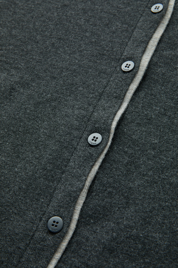 [epigram 여성] 레이어드 배색 가디건은 차콜과 연그레이 두 가지 색상으로 출시된 여성용 니트/스웨터입니다. 간절기와 초겨울에 적합하며, 부드러운 니트 소재와 유연한 촉감이 특징입니다. 라운드넥에 레귤러핏으로 디자인되었으며, 레이어드 디자인과 소매 안쪽 트임 디테일이 세련된 무드를 더합니다. 두꺼운 두께감과 리브 조직 마감으로 보온성을 높였으며, 블루종 스타일 연출도 가능하여 데일리, 일상, 카페룩, 가을 나들이룩 등 다양한 TPO에 활용하기 좋습니다. 클래식, 미니멀, 캐주얼 스타일을 즐겨 입는 여성에게 추천합니다.
