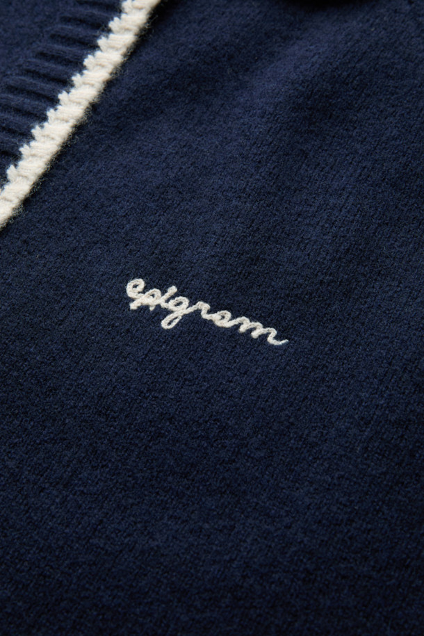 [epigram**여성**] 울 스티치 카라 가디건은 간절기부터 초겨울까지 포근하게 착용하기 좋은 여성 니트 가디건입니다. 울 100% 소재로 제작되어 부드러운 촉감을 선사하며, 슬림핏 디자인으로 여성스러운 실루엣을 연출합니다. 네이비와 화이트 두 가지 색상으로 출시되었으며, 핸드 스티치 디테일, 배색 포인트, 아웃포켓, 래글런 소매 등 섬세한 디자인이 돋보입니다. [epigram] 레터링 로고와 블루종 형태의 마감으로, 클래식하면서도 미니멀한 무드를 자아내 데이트룩, 카페룩, 겨울 데일리룩 등 다양한 TPO에 활용하기 좋습니다.
