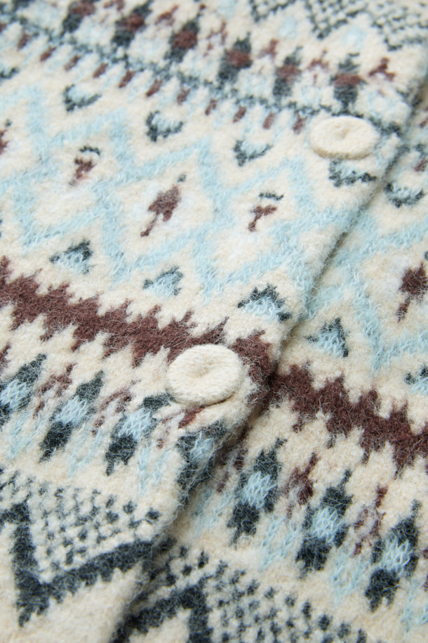 [epigram여성] 노르딕 패턴 라운드 가디건은 포근한 겨울 스타일을 완성하는 아이보리 컬러의 니트 가디건입니다. 래글런 소매와 립조직 마감으로 편안한 착용감을 선사하며, 부드러운 촉감의 두꺼운 니트 소재가 특징입니다. 노르딕 패턴과 사이드 포켓, 싸개 단추, 배색 포인트 디테일이 캐주얼한 무드를 더합니다. 라운드넥에 오버핏으로 제작되어 겨울 데일리룩, 집콕룩, 산책룩 등 다양한 TPO에 활용하기 좋습니다.
