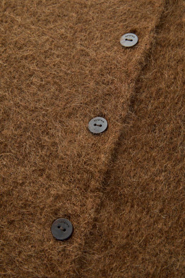 [epigram 여성] 모헤어 라운드 가디건은 부드러운 촉감의 모헤어 69% 함유된 겨울철 필수 아이템입니다. 숏 기장의 루즈핏으로, 미니멀하고 베이직한 스타일을 연출하며, 라운드넥 디자인과 배색 너트 단추로 포인트를 더했습니다. 톤 다운된 브라운 컬러와 무지 패턴은 어떤 옷에도 쉽게 매치되어 데일리룩, 집콕룩, 데이트룩 등 다양한 TPO에 활용할 수 있습니다. 아웃포켓과 립 조직 마감, 세미 드롭 숄더 디테일이 돋보이며, 보온성을 높여 추운 계절에도 따뜻하게 입을 수 있습니다. 
