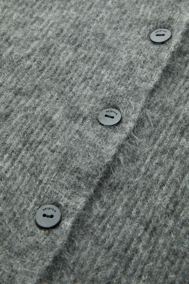 [epigram 여성] 모헤어 라운드 가디건은 부드러운 촉감의 모헤어 69% 함유된 여성용 가디건입니다. 라운드넥에 숏 기장, 긴 소매, 루즈핏으로 편안하게 착용 가능하며, 아웃포켓과 립조직, 배색 너트 단추 디테일이 특징입니다. 두꺼운 두께감으로 보온성을 높여 겨울철 데일리룩, 집콕룩, 카페룩에 활용하기 좋습니다. 미니멀하고 베이직한 디자인으로 다양한 스타일 연출이 용이합니다. 세미 드롭 숄더 디자인으로 자연스러운 실루엣을 선사합니다.
