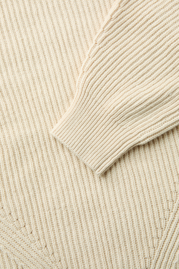 [epigram여성] 넥 슬릿 니트는 가을과 겨울, 캐주얼하고 베이직한 스타일을 연출하는 여성용 니트입니다. 아이보리, 베이지 두 가지 색상으로 제공되며, 넥 슬릿 디테일이 특징입니다. 두꺼운 두께감과 부드러운 촉감의 면 소재로 제작되었으며, 래글런 소매와 볼륨감 있는 소매 디자인이 돋보입니다. 레귤러핏에 리브 조직 밑단, 블루종 실루엣으로 편안하면서도 세련된 핏을 선사합니다. 겨울 데일리룩, 카페룩, 집콕룩 등 다양한 TPO에 활용하기 좋은 아이템입니다.
