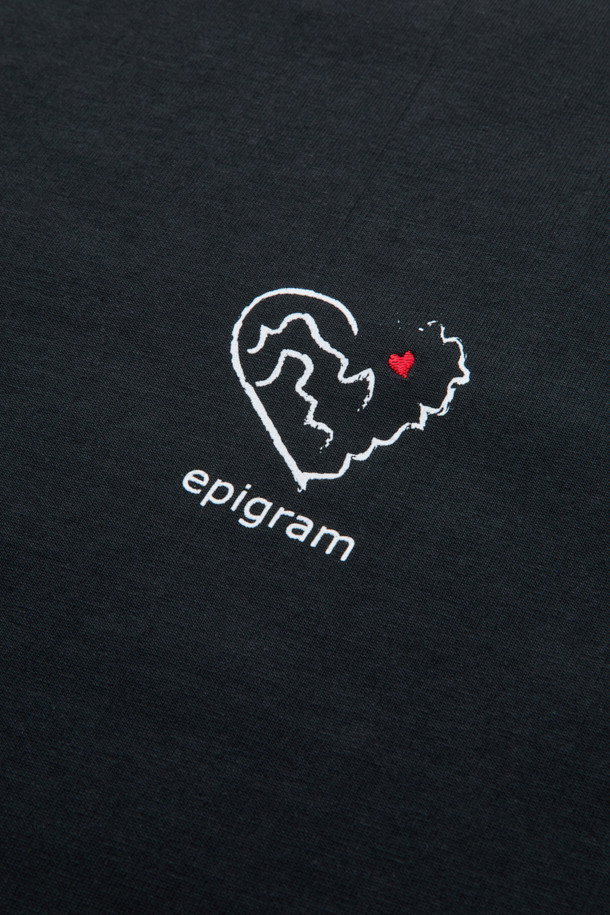 안동 탈춤 페스티벌의 흥겨움을 담아낸 블랙 컬러의 남녀공용 반팔 티셔츠입니다. 부드러운 면 소재로 제작되어 편안한 착용감을 선사하며, 봄, 여름 계절에 시원하게 즐길 수 있습니다. 캐주얼하면서도 키치한 스타일을 연출하며, 하트 형태의 안동 지도 그래픽과 하회탈 그래픽, 라바 나염 처리가 유쾌한 포인트를 더합니다. 오버핏 레귤러 기장으로 제작되었으며, 하트 자수 디테일이 돋보입니다. M, L 사이즈로 구성되어 있어, 동네 마실룩으로 편안하게 착용하기 좋습니다.
