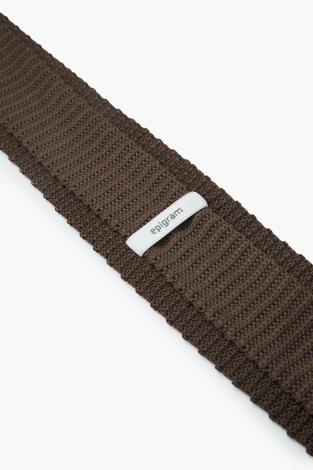 세련된 브라운 솔리드 니트 타이는 남성분들을 위한 고급스러운 스타일을 완성합니다. 폴리에스터와 니트 소재로 제작되어 톡톡한 촉감과 뛰어난 내구성을 자랑하며, 관리가 용이하여 실용적입니다. 오피스룩, 비즈니스 캐주얼, 회의룩 등 다양한 TPO에 활용 가능하며, 클래식, 캐주얼, 미니멀 스타일을 모두 아우르는 디자인입니다. 솔리드 니트 패턴은 어떤 룩에도 포인트를 더하여 세련된 이미지를 연출합니다.
