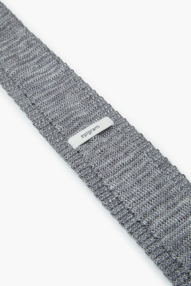 멜란지 니트 타이는 부드러운 톡톡한 촉감이 특징인 남성용 넥타이입니다. 멜란지 그레이 컬러의 니트 소재로 제작되어 사계절 내내 활용 가능하며, 캐주얼, 베이직 스타일을 선호하는 분들께 적합합니다. 출근룩, 비즈니스 캐주얼, 오피스룩 등 다양한 TPO에 매치하여 스타일리시하게 연출할 수 있습니다. 내구성이 우수하여 오래 사용할 수 있으며, 관리가 용이하여 실용적입니다. 캐주얼, 클래식, 미니멀 스타일을 즐겨 입는 분들께 추천합니다.
