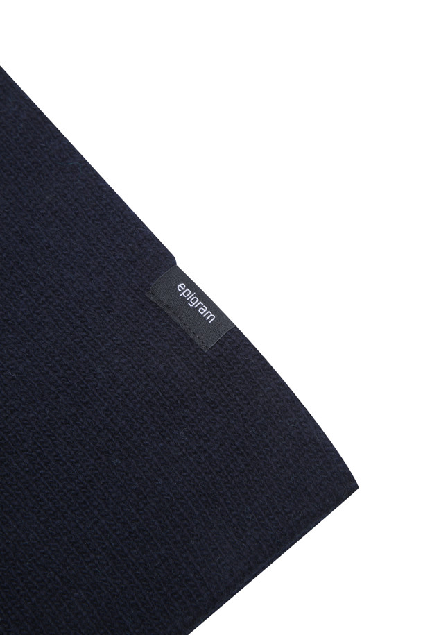 네이비와 블루 양면 배색으로 세련된 멋을 더한 홀 머플러입니다. 울과 캐시미어 소재를 사용하여 부드러운 촉감과 뛰어난 보온성을 제공하며, 72cm 기장으로 다양한 스타일 연출이 가능합니다. 홀 디테일이 디자인 포인트로, 고정하여 착용할 수 있어 실용적입니다. 가을, 겨울철 데일리룩, 산책룩, 데이트룩 등 어떤 스타일에도 잘 어울리는 베이직한 무드의 머플러입니다.
