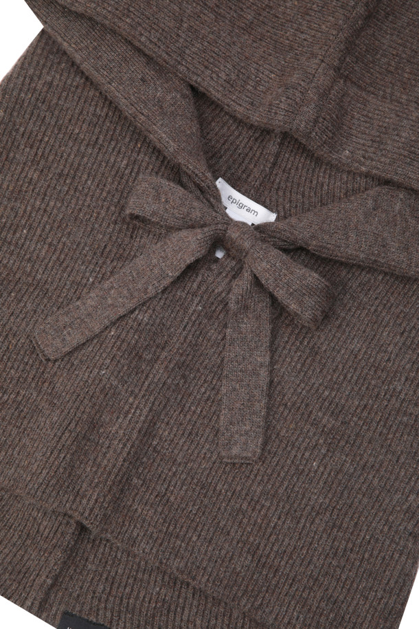 부드러운 울과 캐시미어 소재로 제작된 브라운 컬러의 니트 바라클라바입니다. 깊은 모자 깊이와 넥 라인이 여유로운 디자인으로, 보온성을 높여 겨울철 따뜻하게 착용할 수 있습니다. 무지 패턴에 리본 장식이 더해져 클래식하면서도 미니멀한 스타일을 연출합니다. 아우터 안팎으로 스타일링이 가능하며, 부드러운 촉감으로 편안하게 착용할 수 있습니다. 남녀 모두 착용 가능하며, 겨울철 일상룩에 포인트를 더해줍니다.
