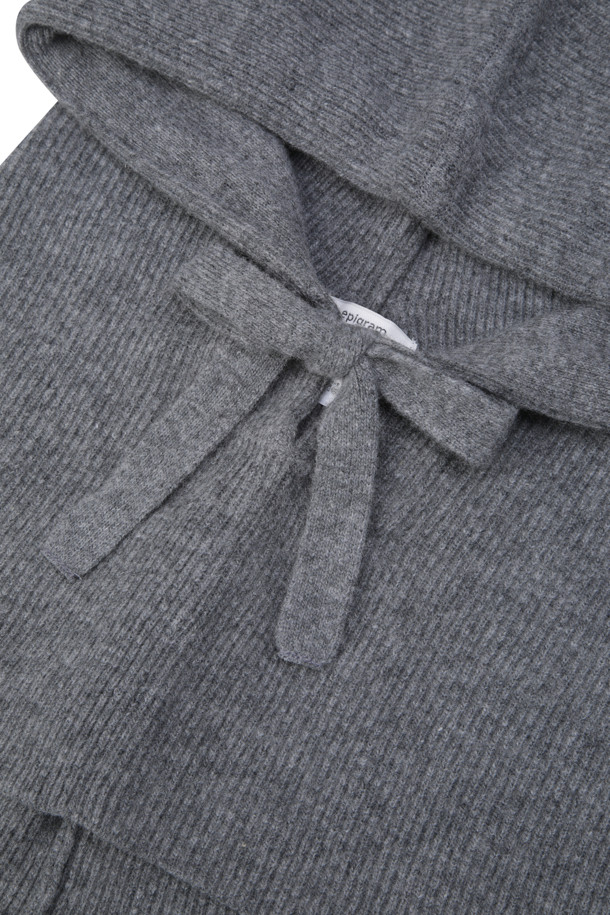 부드러운 울과 캐시미어 혼방 소재로 제작되어 뛰어난 보온성을 자랑하는 니트 바라클라바입니다. 깊은 모자 깊이와 여유로운 핏으로 편안한 착용감을 선사하며, 넥 라인 아래 여유있는 디자인은 활동성을 높여줍니다. 무지 디자인에 리본 장식이 더해져 클래식, 미니멀, 캐주얼 등 다양한 스타일과 매치하기 좋습니다. 겨울철 일상룩은 물론, 캠핑룩과 겨울 스포츠 활동 시에도 따뜻하게 착용할 수 있으며, 아우터 안팎으로 스타일리시하게 연출 가능합니다. 그레이 컬러로 어떤 옷에도 잘 어울립니다.
