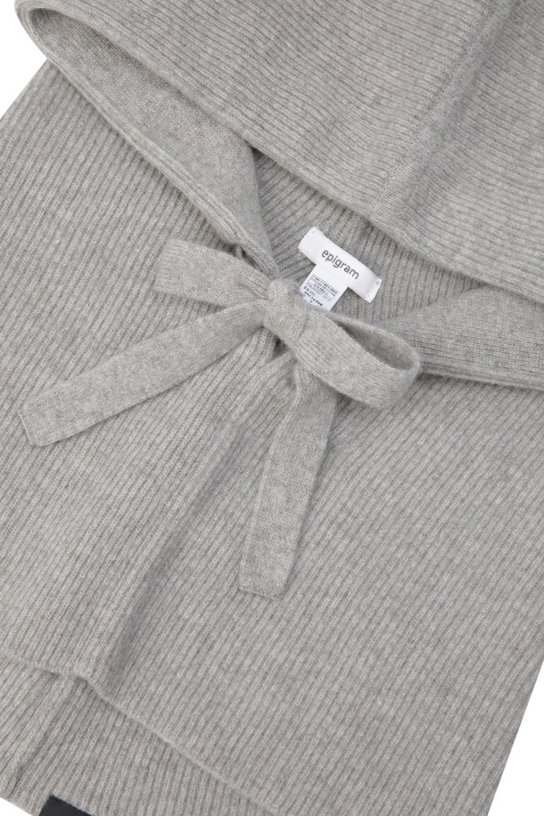 울과 캐시미어 소재로 제작되어 부드러운 촉감을 선사하는 니트 바라클라바입니다. 깊은 모자 깊이와 두꺼운 두께로 뛰어난 보온성을 제공하며, 겨울철 추위로부터 얼굴 전체를 포근하게 감싸줍니다. 넥 라인이 여유롭게 디자인되어 아우터 안팎으로 자유롭게 착용 가능하며, 무지 디자인으로 미니멀, 클래식, 캐주얼 등 다양한 스타일과 매치하기 좋습니다. 남녀 모두 착용 가능한 디자인으로, 활용도 높은 겨울철 필수 아이템입니다.
